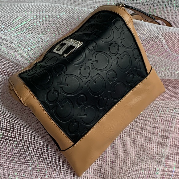๐ GUESS logo wristlet bag - Picture 3 of 7
